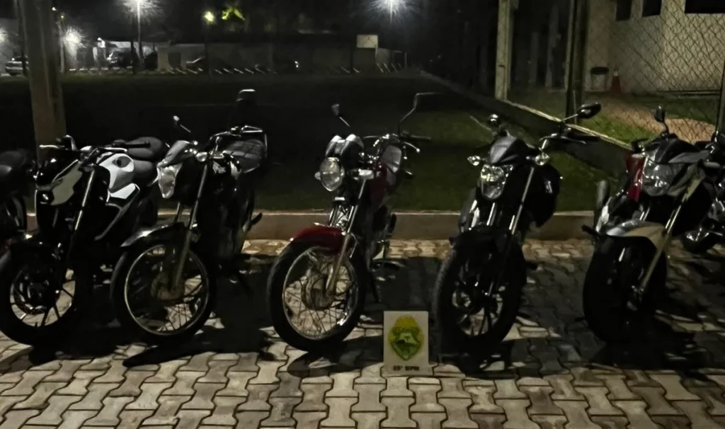 PM apreende quatro motos após flagrar manobras de risco na avenida Paraná, em Umuarama